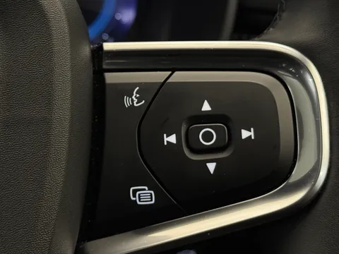 DN73TXB Volvo XC40 2.0 B4P Ultimate Dark 5dr Auto Thumbnail #23