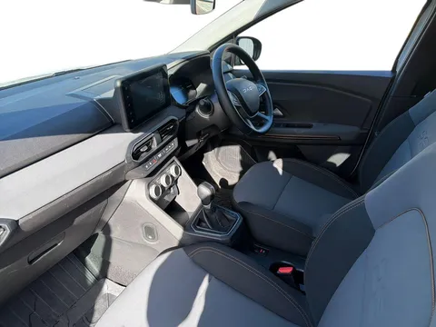 DN74ZTR Dacia Jogger 1.6 HEV Extreme 5dr Auto Thumbnail #4