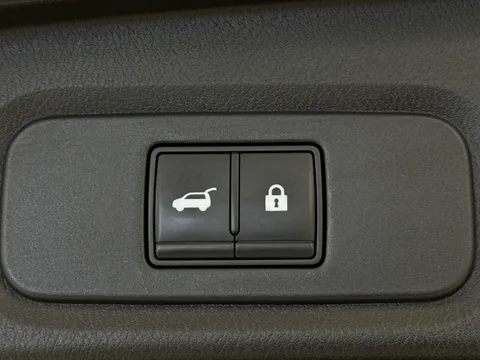 DS23KXX Nissan Qashqai 1.3 DiG-T MH Tekna 5dr Thumbnail #13