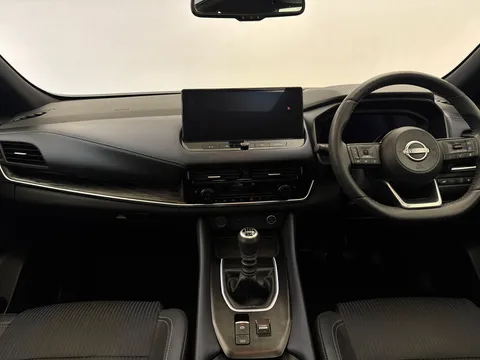 DS23KXX Nissan Qashqai 1.3 DiG-T MH Tekna 5dr Thumbnail #4