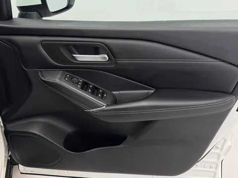 HF22WDE Nissan Qashqai 1.3 DiG-T MH 158 N-Connecta 5dr Thumbnail #20