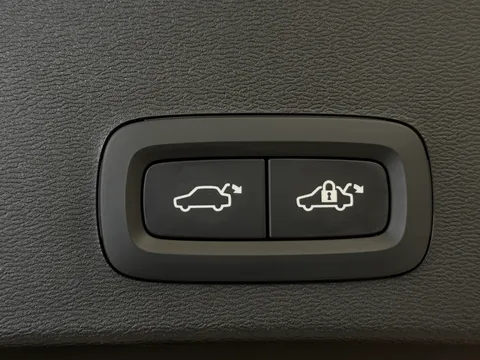 OV25DVN Volvo XC40 2.0 B3P Plus Dark 5dr Auto Thumbnail #18