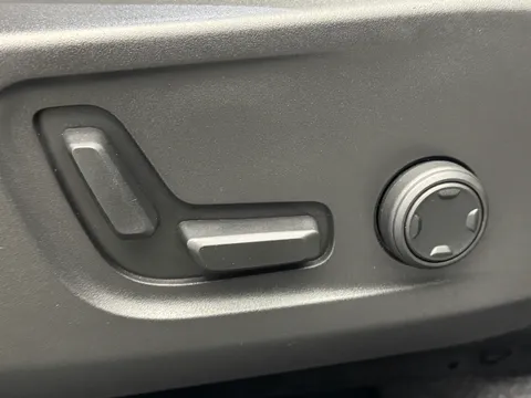 OV25DVN Volvo XC40 2.0 B3P Plus Dark 5dr Auto Thumbnail #12