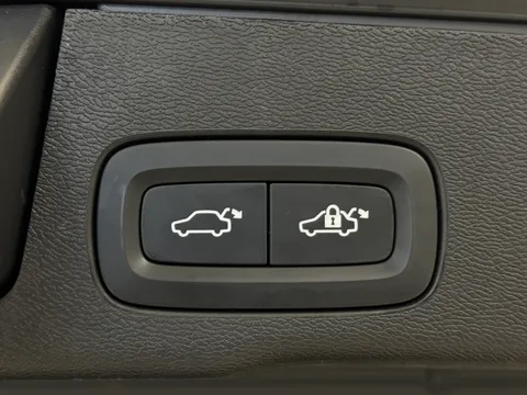 RA74LOH Volvo XC60 2.0 B5P Plus Dark 5dr AWD Geartronic Thumbnail #16