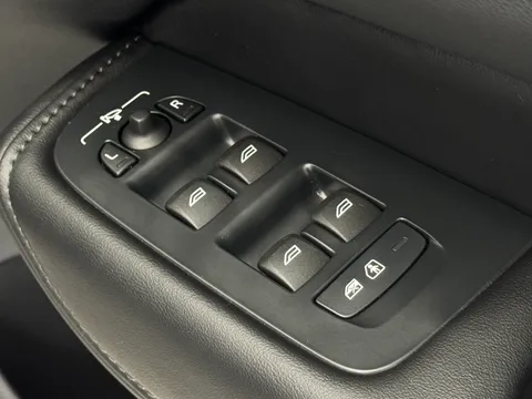 RA74LOH Volvo XC60 2.0 B5P Plus Dark 5dr AWD Geartronic Thumbnail #21