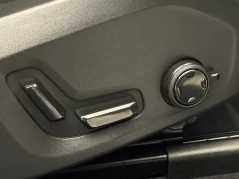 RA74LOH Volvo XC60 2.0 B5P Plus Dark 5dr AWD Geartronic Thumbnail #23