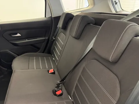DV22JWJ Dacia Duster 1.3 TCe 150 Comfort 5dr EDC Thumbnail #10