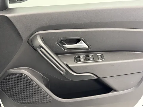 DV22JWJ Dacia Duster 1.3 TCe 150 Comfort 5dr EDC Thumbnail #18