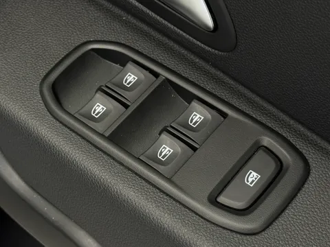 DV22JWJ Dacia Duster 1.3 TCe 150 Comfort 5dr EDC Thumbnail #19