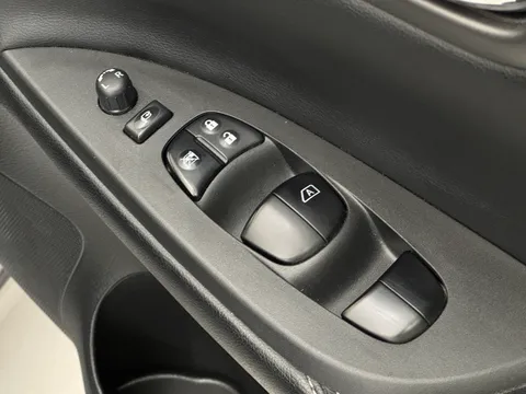 20 of 34 for Nissan Pulsar 1.2 DiG-T Tekna 5dr