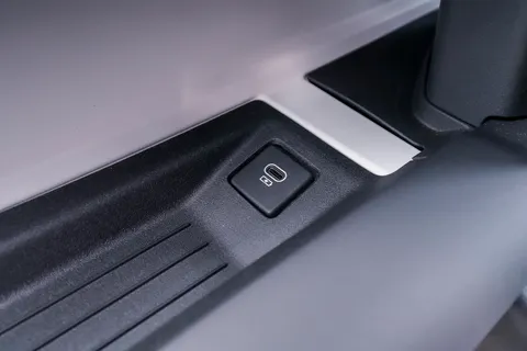 HN25ABK Land Rover Defender 3.0 D250 Hard Top X-Dynamic SE Auto Thumbnail #50