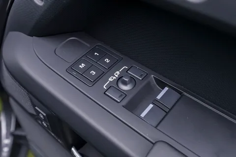 HN25ABK Land Rover Defender 3.0 D250 Hard Top X-Dynamic SE Auto Thumbnail #55