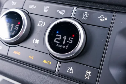 HN25ABK Land Rover Defender 3.0 D250 Hard Top X-Dynamic SE Auto Thumbnail #68