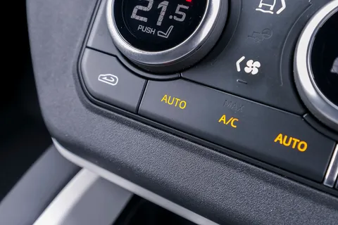 HN25ABK Land Rover Defender 3.0 D250 Hard Top X-Dynamic SE Auto Thumbnail #69