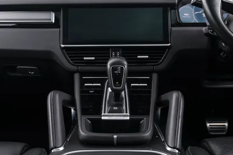 YT68VKH Porsche Cayenne Turbo 5dr Tiptronic S Thumbnail #55