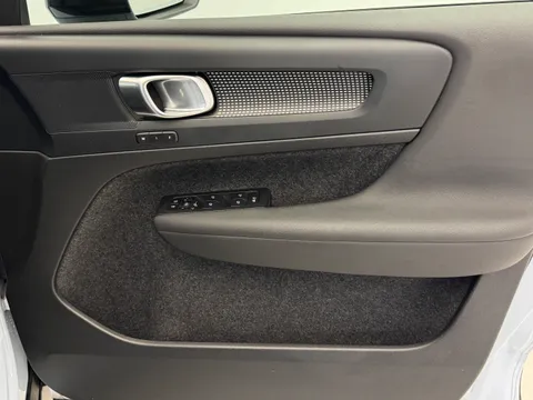 DY74BFJ Volvo XC40 2.0 B3P Plus Dark 5dr Auto Thumbnail #18
