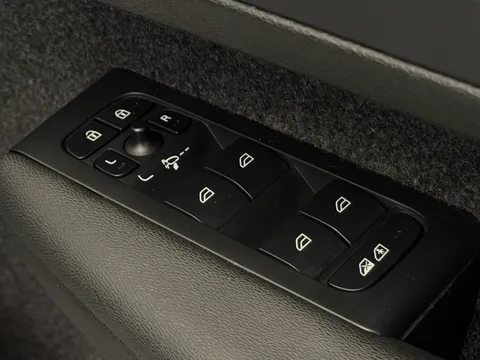 DY74BFJ Volvo XC40 2.0 B3P Plus Dark 5dr Auto Thumbnail #19