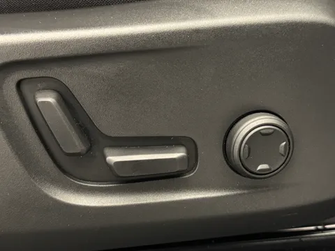 DY74BFJ Volvo XC40 2.0 B3P Plus Dark 5dr Auto Thumbnail #21