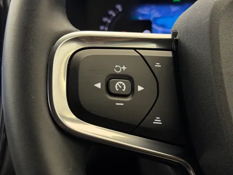 DY74BFJ Volvo XC40 2.0 B3P Plus Dark 5dr Auto Thumbnail #23