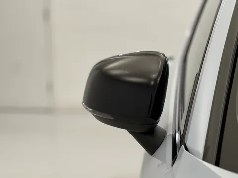 DY74BFJ Volvo XC40 2.0 B3P Plus Dark 5dr Auto Thumbnail #32