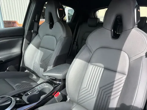 OW74YGR Nissan Juke 1.6 Hybrid Tekna 5dr Auto Thumbnail #17