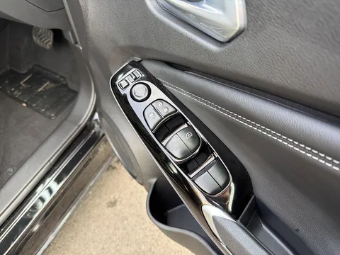 OW74YGR Nissan Juke 1.6 Hybrid Tekna 5dr Auto Thumbnail #22