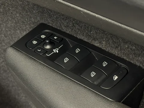 BT22DPY Volvo XC40 2.0 B4P R DESIGN 5dr AWD Auto [7 speed] Thumbnail #28