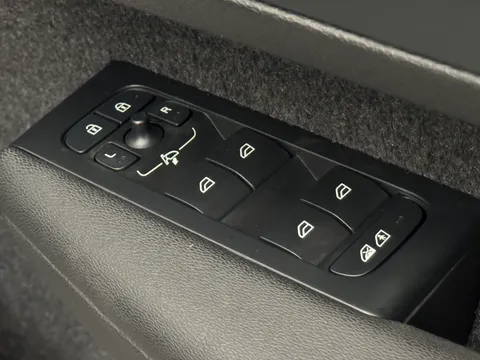 OV75ULP Volvo XC40 2.0 B3P Plus Dark 5dr Auto Thumbnail #20