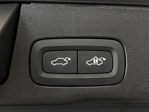 OY75LJK Volvo XC60 2.0 B5P Ultra Dark 5dr AWD Geartronic Thumbnail #17