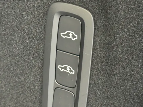 OY75LJK Volvo XC60 2.0 B5P Ultra Dark 5dr AWD Geartronic Thumbnail #20
