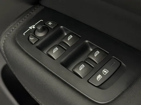 OY75LJK Volvo XC60 2.0 B5P Ultra Dark 5dr AWD Geartronic Thumbnail #26
