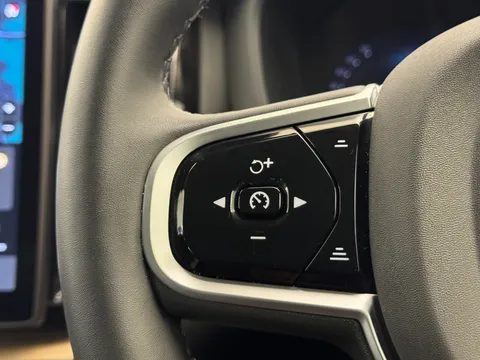 OY75XBB Volvo XC60 2.0 B5P Plus Dark 5dr AWD Geartronic Thumbnail #31