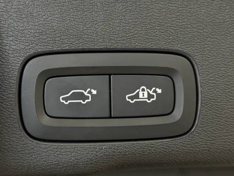 RE25WGJ Volvo XC60 2.0 T6 [350] RC PHEV Plus Dark 5dr AWD Geartronic Thumbnail #14