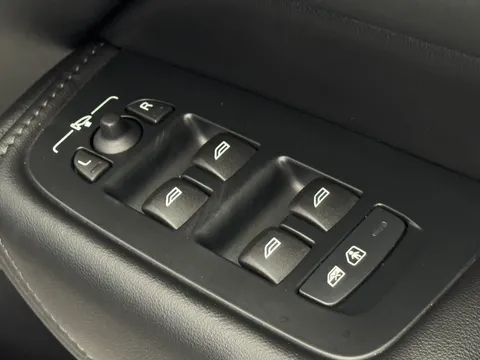 RE25WGJ Volvo XC60 2.0 T6 [350] RC PHEV Plus Dark 5dr AWD Geartronic Thumbnail #20