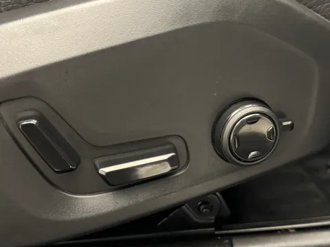 RE25WGJ Volvo XC60 2.0 T6 [350] RC PHEV Plus Dark 5dr AWD Geartronic Thumbnail #24