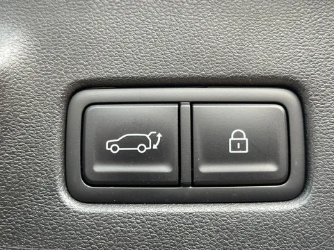 MV74YSY Hyundai Santa Fe 1.6 TGDi Hybrid Ultimate 5dr 4WD Auto Thumbnail #12