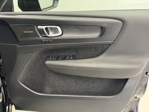 DV73NXD Volvo XC40 2.0 B3P Ultimate Dark 5dr Auto Thumbnail #24