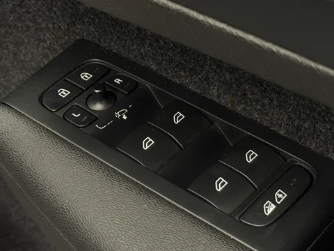 DV73NXD Volvo XC40 2.0 B3P Ultimate Dark 5dr Auto Thumbnail #25