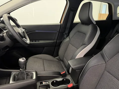 DV22XYB Renault Captur 1.3 TCE 140 SE Edition 5dr Thumbnail #13