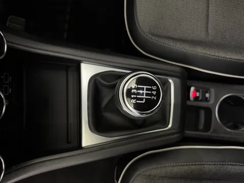 DV22XYB Renault Captur 1.3 TCE 140 SE Edition 5dr Thumbnail #14