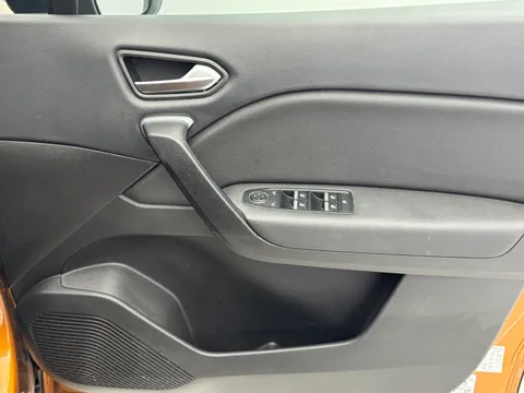 DV22XYB Renault Captur 1.3 TCE 140 SE Edition 5dr Thumbnail #17