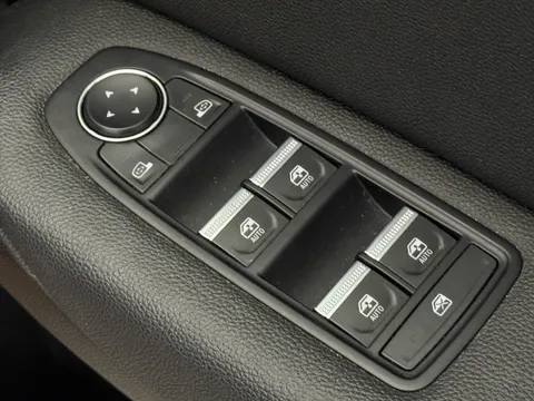 DV22XYB Renault Captur 1.3 TCE 140 SE Edition 5dr Thumbnail #18