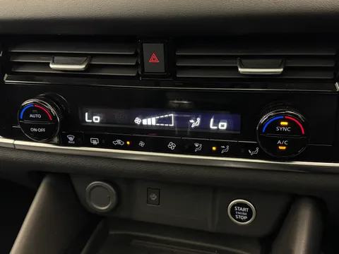 OW72BBZ Nissan Qashqai 1.3 DiG-T MH N-Connecta [Glass Roof] 5dr Thumbnail #27