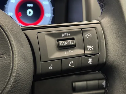 DY24LTO Nissan Qashqai 1.3 DiG-T MH N-Connecta [Glass Roof] 5dr Thumbnail #23