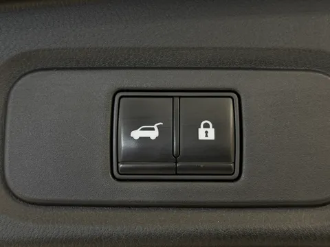 DU72YPV Nissan Qashqai 1.3 DiG-T MH 158 Tekna 5dr Xtronic Thumbnail #12