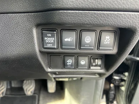 LN70UMX Nissan X-Trail 1.7 dCi N-Tec 5dr 4WD [7 Seat] Thumbnail #21