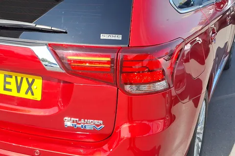 17 of 40 for MITSUBISHI OUTLANDER 2.4 PHEV 4hs 5dr Auto