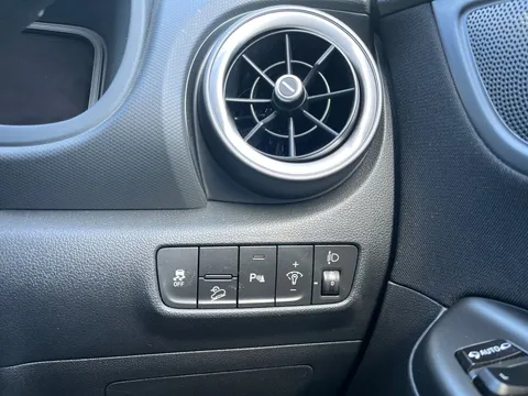 FG22YRN Hyundai Kona 1.0 TGDi 48V MHEV Premium 5dr Thumbnail #18