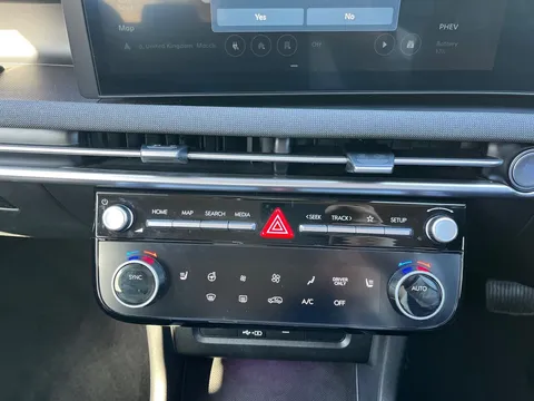 EN24RJY Hyundai Tucson 1.6T Plug-in Hybrid Premium 5dr 4WD Auto Thumbnail #29