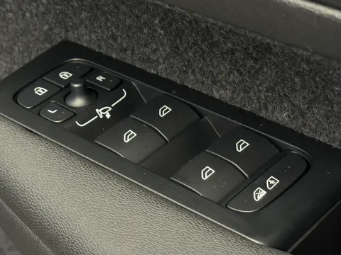 DY75MPF Volvo XC40 2.0 B3P Plus Dark 5dr Auto Thumbnail #17